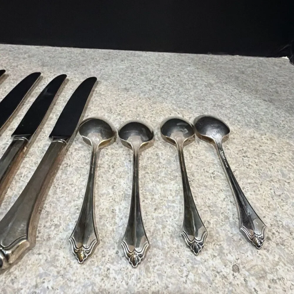 Set of 4 Oneida Cube Community Belcourt Silver Plate Dinner Knives and 4 spoons - Picture 5 of 5